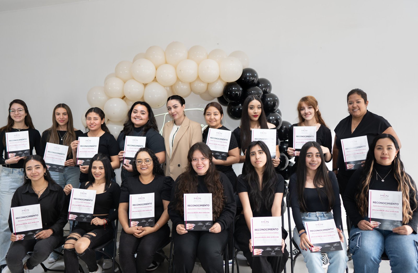 Alumnas graduadas Magic Kristal Nails